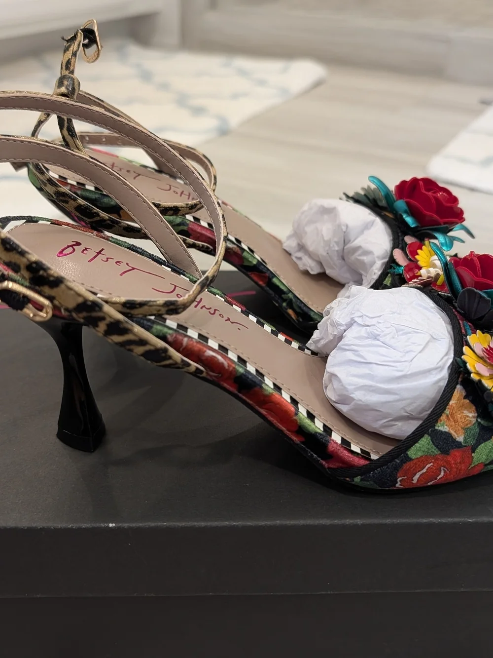 Betsey Johnson Fergie Black Rose Multi Ankle-Strap Sandals - Red Floral. 8.5 NWT - Picture 3 of 5